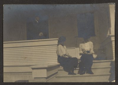 Figuren auf einer Veranda von Louis Fleckenstein