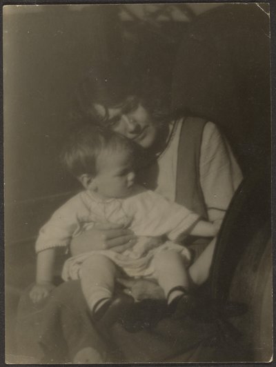 Florence hält Baby von Louis Fleckenstein