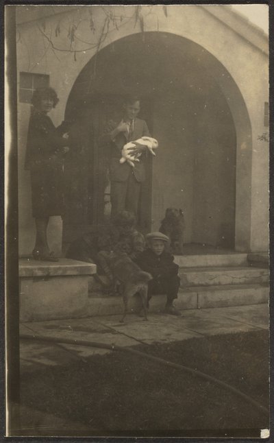 Florences Familie mit Haustierkaninchen von Louis Fleckenstein