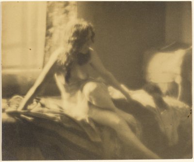 Halbnackt auf dem Bett liegend von Louis Fleckenstein