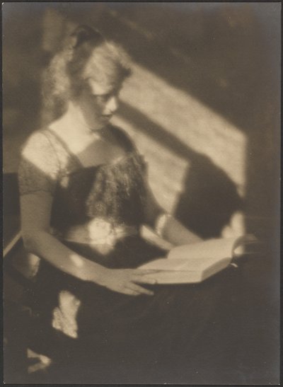 Porträt einer Frau mit Buch von Louis Fleckenstein