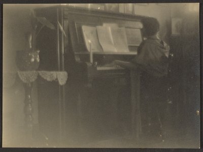 Frau spielt Klavier von Louis Fleckenstein
