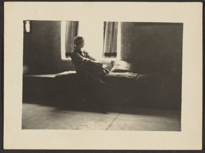 [Frau im Fenster sitzend] von Louis Fleckenstein