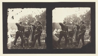 Ohne Titel [Amerikanische Soldaten posieren mit Waffen] von Mathew Brady