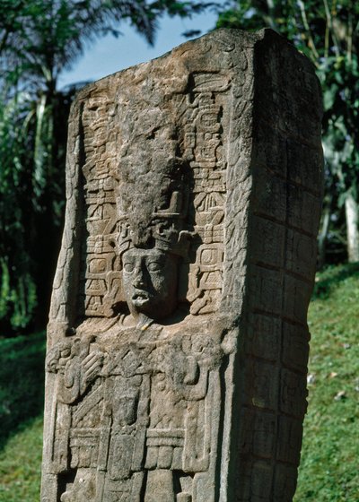 Detail einer Stele des Großen Platzes von Mayan