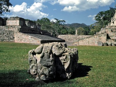 Der Ballspielplatz und Altar M, 378 n. Chr. von Mayan