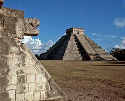 Der große Ballspielplatz und das Castillo, 750-1200 von Mayan