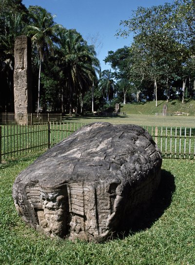 Zoomorpher Altar G und Stein E von Mayan