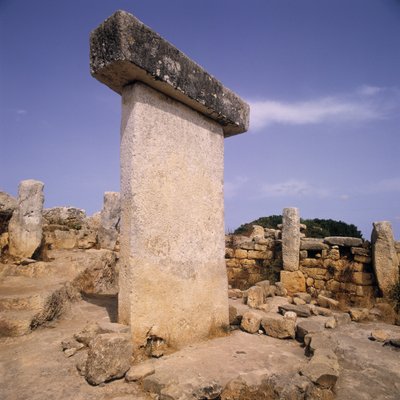 Taula an der archäologischen Stätte, Menorca, Spanien von Megalithic Megalithic