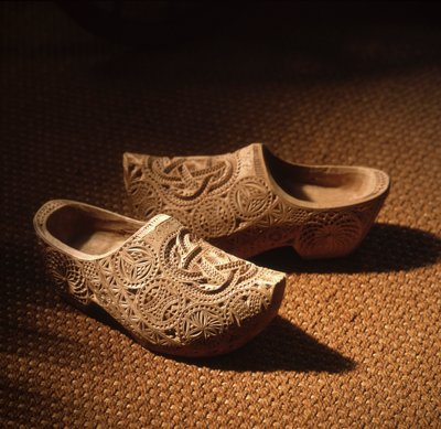 Niederländische Holzschuhe alias Clogs alias Klomp von Nathan Benn
