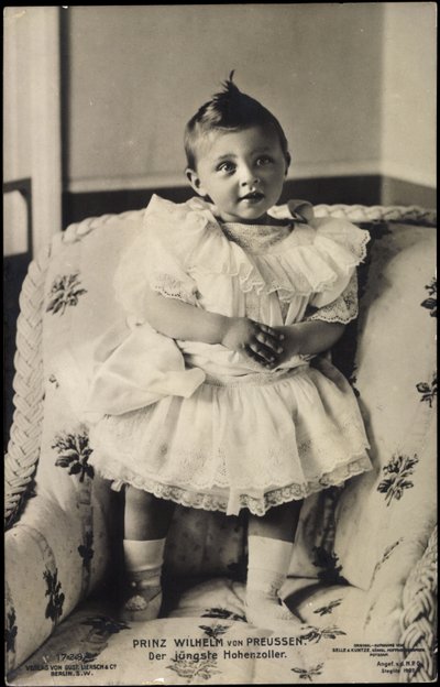 Prinz Wilhelm von Preußen in einem Sessel von Photographer German
