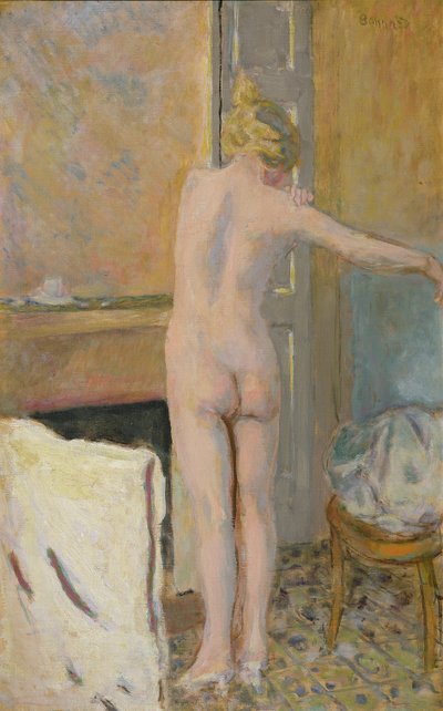 Akt vor einem Kaminsims von Pierre Bonnard