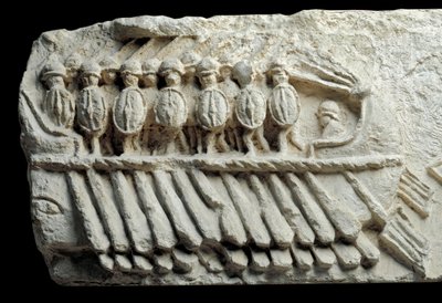 Bireme mit bewaffneten Soldaten (Flachrelief) von Roman Roman