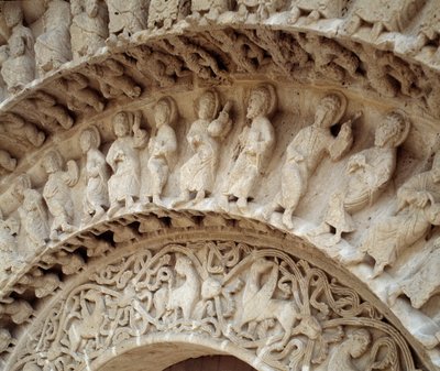 (Detail) der Skulpturen des Südportals von Romanesque