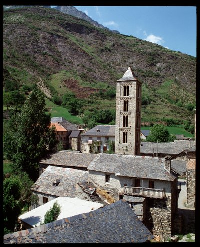 Ansicht der Kirche mit Glockenturm von Romanesque