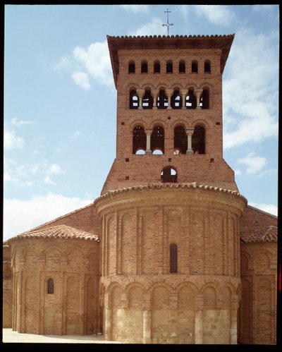 Ansicht der Kirche mit Glockenturm von Romanesque