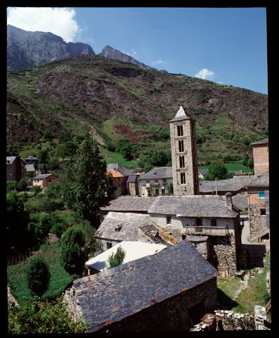 Ansicht der Kirche mit Glockenturm von Romanesque