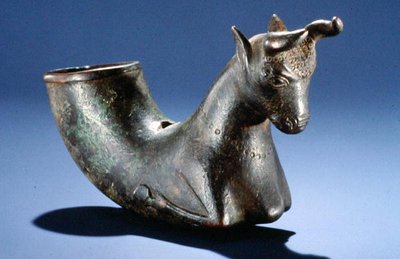 Stier mit gefalteten Beinen, ca. 550-330 v. Chr. (Bronze) von School Persian