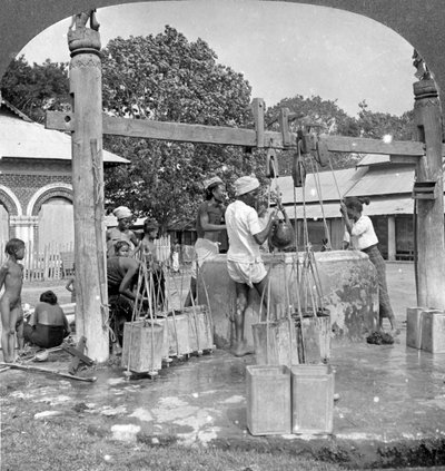 Öffentliche Wasserbrunnen, Mandalay, Burma, 1908 von Stereo Travel Co