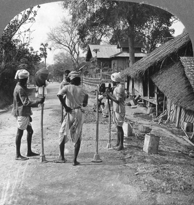 Straßenreparatur, Bhamo, Burma, 1908 von Stereo Travel Co