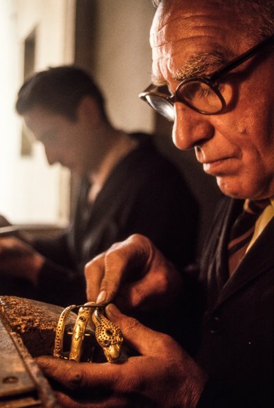 Goldschmied formt ein Armband, Florenz von Ted Spiegel
