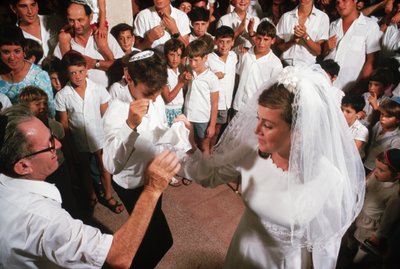 Kibbutzniks tanzen um Braut und Bräutigam von Ted Spiegel
