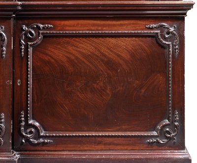 Ein George III Bücherschrank mit gebrochenem Front von Thomas Chippendale