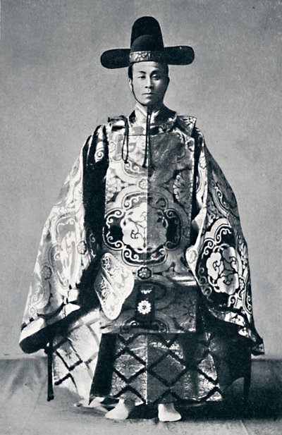 Ein japanischer Hofadeliger in alter Kleidung, 1902 von Unbekannt