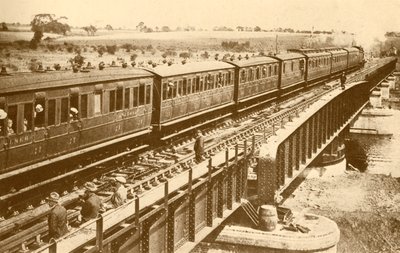 Ein Zug überquert die Brücke, ca. 1930 von Unbekannt