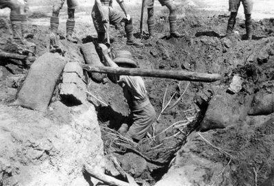 Ein eingestürzter britischer Unterstand, Mesopotamien, Erster Weltkrieg, 1918 von Unbekannt