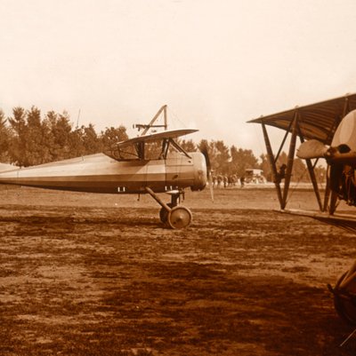 Ein Flugzeug startet, ca. 1914-1918 von Unbekannt