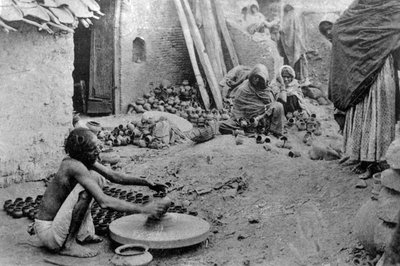 Ein Töpfer bei der Arbeit, Indien, 20. Jahrhundert von Unbekannt