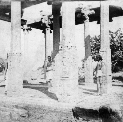 Ein zerstörter Tempel in der Nähe von Madras, Indien, 1874 von Unbekannt