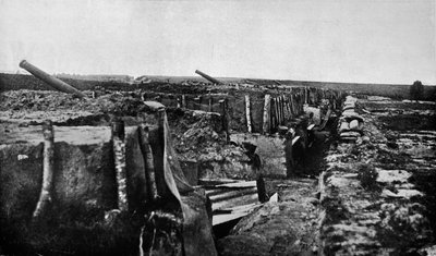 Verlassene britische Schützengräben und Kanonen in Maubeuge, 1914 von Unbekannt