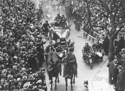 Amy Johnson wird durch überfüllte Straßen gefahren, Melbourne von Unbekannt