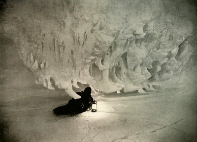 Eine Eishöhle im Winter, um 1908, 1909 von Unbekannt