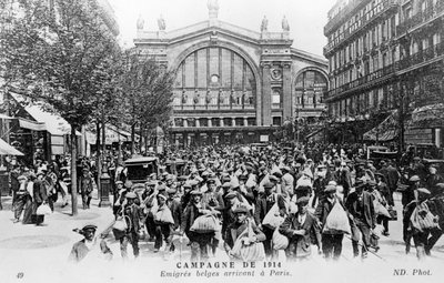 Belgier kommen in Paris an, 1914 von Unbekannt