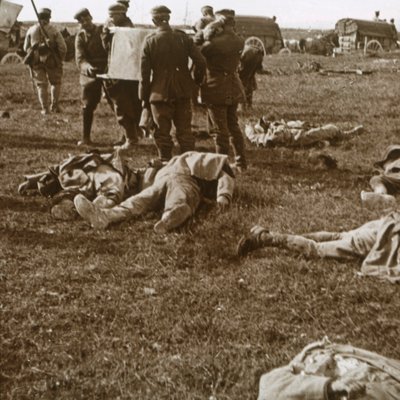 Begräbnis von Leichen, Sainte-Marie-à-Py, Nordfrankreich, ca. 1914-1918 von Unbekannt