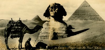 Kairo - Gebet in der Nähe der Großen Sphinx, um 1918-1939 von Unbekannt