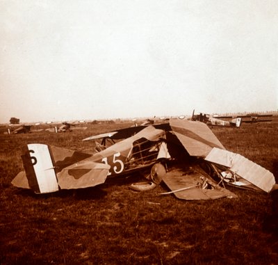 Abgestürztes Flugzeug, ca. 1914-1918 von Unbekannt