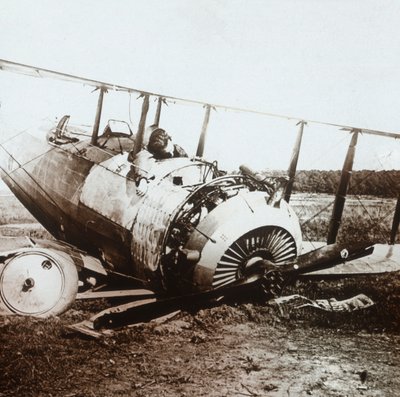 Toter Pilot in abgestürztem Salmson-Flugzeug, um 1914-1918 von Unbekannt