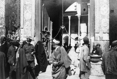 Eingang zur Kazimain-Moschee, Irak, 1917-1919 von Unbekannt