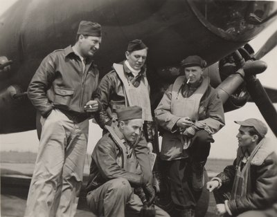 Ernie Pyle mit einer Bomberbesatzung von Unbekannt