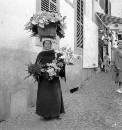 Blumenverkäuferin, Funchal, Madeira, 20. Jahrhundert von Unbekannt
