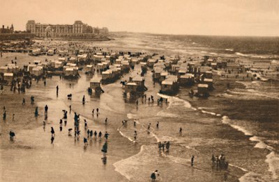 Gesamtansicht des Strandes zur Badezeit, ca. 1928 von Unbekannt