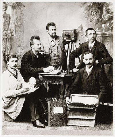 Gruppe von Fotografen und Assistenten mit Ausrüstung von Unbekannt
