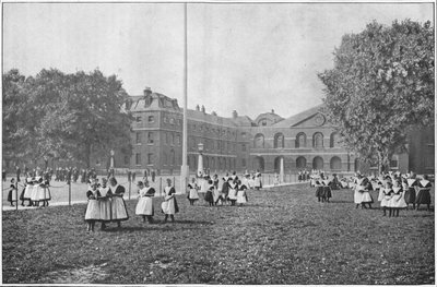 Auf dem Gelände des Findelhauses, London, um 1901 von Unbekannt
