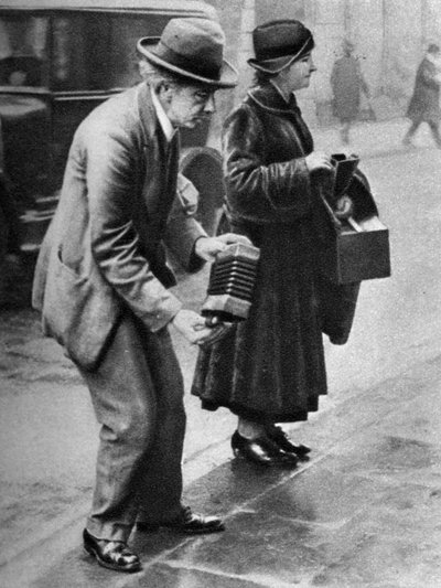 Straßenmusiker mit Konzertina, Holborn, London, 1926-1927 von Unbekannt