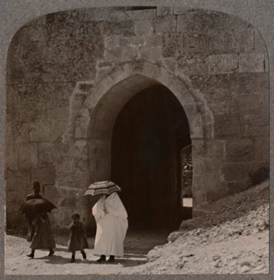 Mohammedanische Frauen betreten Jerusalem durch das Herodstor, ca. 1900 von Unbekannt