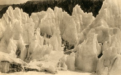Durchgang des Ost-Rongbuk-Gletschers, um 1918-1939 von Unbekannt